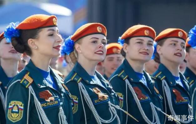 《喀秋莎》響徹紅場 女兵方隊亮相