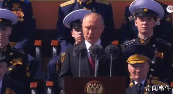 閱兵現(xiàn)場普京帶領(lǐng)士兵喊