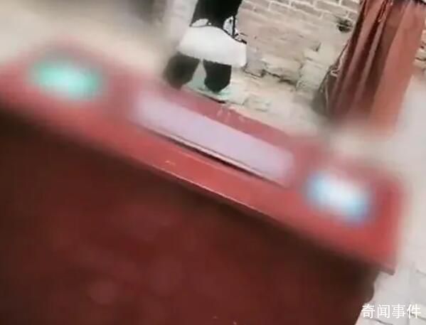 景區(qū)回應(yīng)功德箱兩邊貼收款碼 考慮到年輕人不帶現(xiàn)金