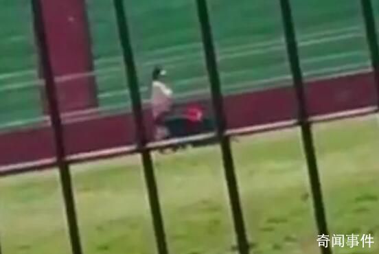 老師讓學(xué)生在操場爬行 教育局回應(yīng)