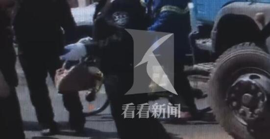 運渣車將老人卷入車底碾壓致死 事故還在調查處理中