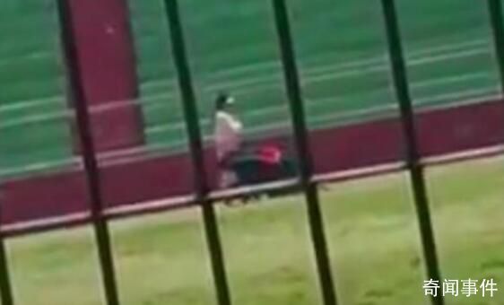 讓學生跪地爬行?涉事教師停職調查