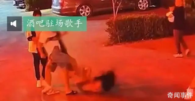男子非禮酒吧歌手不成對(duì)其拳打腳踢 此事引發(fā)關(guān)注