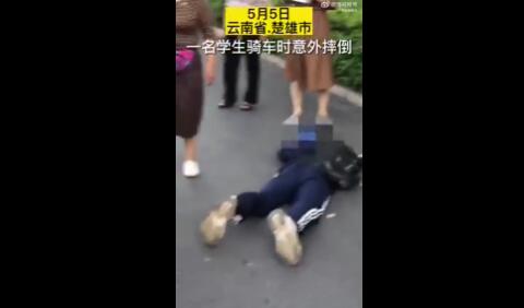 學生摔傷無人報警但滿屏都是警 網友:這一幕流眼淚了