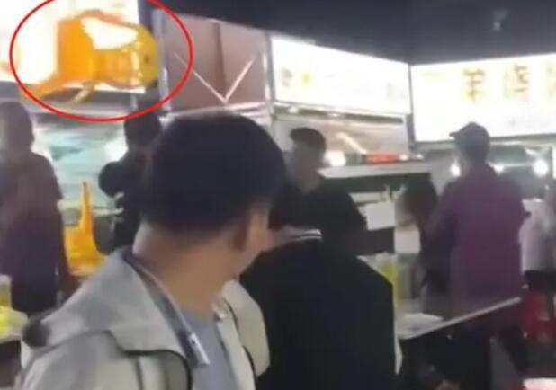 攤主買彩票中2千多萬激動砸攤位 身邊有不少人圍觀