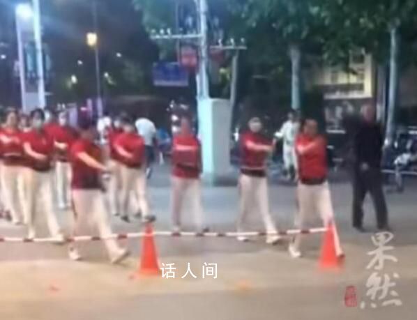 大媽暴走團一腳踢開兒童活動區(qū)護欄 一腳踢飛護欄錐桶