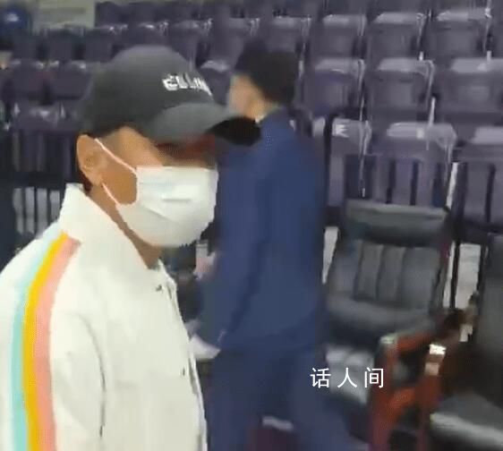 趙本山宋小寶觀戰(zhàn)遼籃總決賽 沒買到VIP球票坐在普通球迷區(qū)