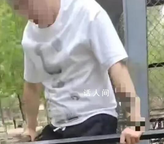 沈陽一游客翻越護欄向猴子吐口水 公園管理部門將加強公園管理