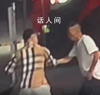 男子開賓利加油遭陌生人搭訕搶表 直播錄下事發全過程