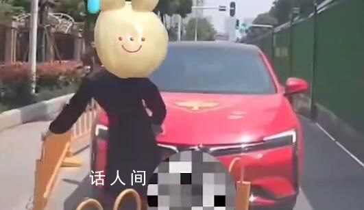 女子逆行堵路直接鎖車(chē)回家 被拘留10日記3分罰款1500元