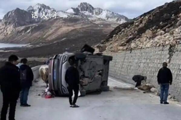 318川藏線巨石滾落砸爛一轎車 網友紛紛感嘆其福大命大