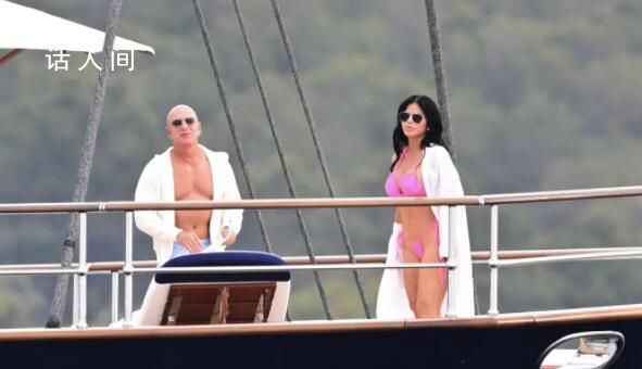 貝佐斯5億美元豪華游艇出海 女友勞倫·桑切斯乘坐全新超級游艇起航了