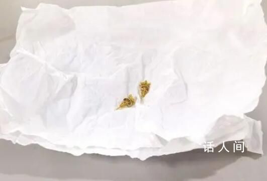 地鐵站撿廢紙團(tuán)一捏發(fā)現(xiàn)是黃金耳釘 這一場(chǎng)景令人感嘆