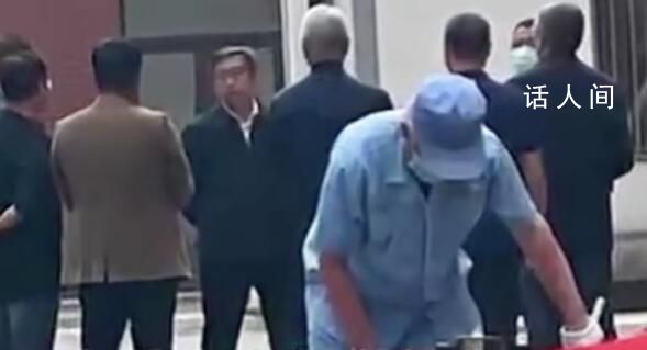 小學(xué)宣傳欄砸倒學(xué)生致1死2傷 其中一名受傷學(xué)生家長稱他家孩子還在搶救中