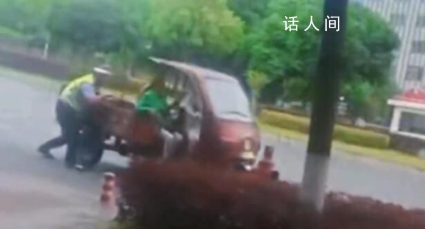張家界一三輪車瘋狂拖行交警 確有此事正在處理