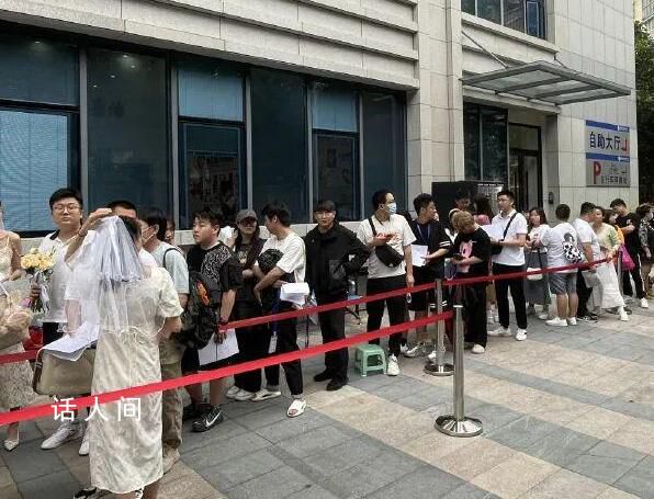 520領(lǐng)證現(xiàn)場(chǎng):有人帶鋪蓋徹夜排隊(duì)