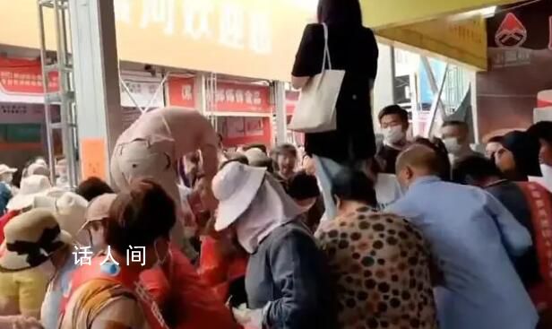 食博會(huì)展臺(tái)商品遭多人哄搶 人流太大素質(zhì)參差不齊