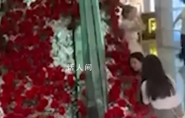 商場520花海被顧客一搶而光 現(xiàn)場一片混亂非常狼藉