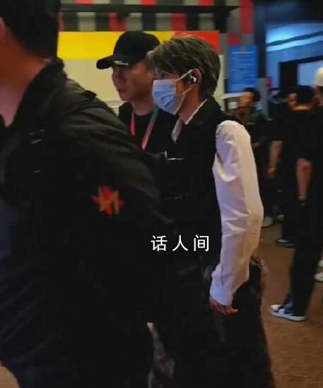 王源來看李宇春演唱會 簡直就是個妥妥的粉絲無疑了