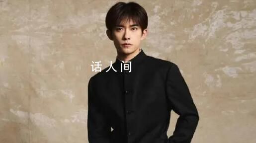 易烊千璽黑色中山裝 亮相華表獎紅毯儀式