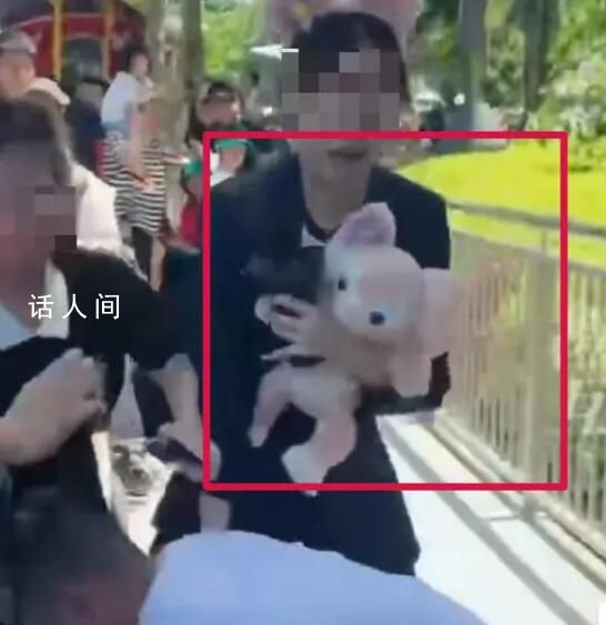 兩對情侶因爭位置在迪士尼大打出手 引發(fā)不少網(wǎng)友熱議