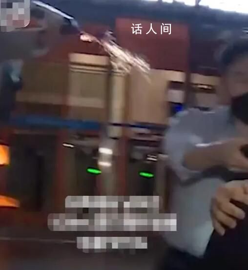 劉亞仁受訪時被路人潑水 劉亞仁怒瞪了其一眼