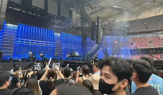 網(wǎng)友偶遇白敬亭聽五月天演唱會 背影纖瘦人群中十分亮眼