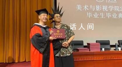 男生炫酷“海膽頭”參加畢業(yè)典禮