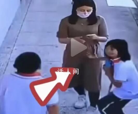 女生玩耍誤碰老師被腳踢揪進教室 引發了廣泛的關注和憤慨