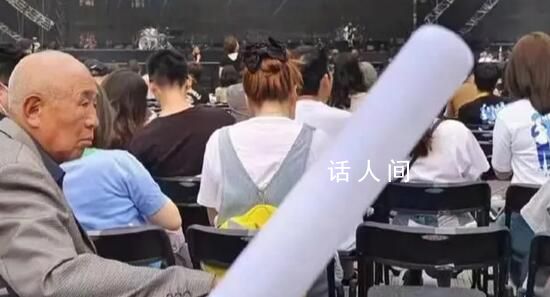 五月天演唱會場內 大爺氣定神閑