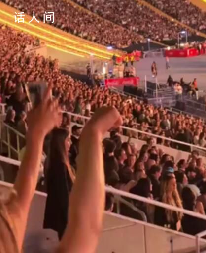 梅西看演唱會(huì)被認(rèn)出 現(xiàn)場(chǎng)開(kāi)始齊聲高呼他的名字