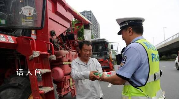 鄭州對誤入市區收割機一律不處罰 警車開道為小麥收割機駕駛員引路
