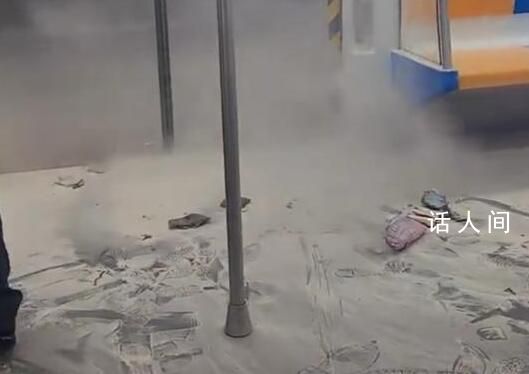 地鐵上女子充電寶突然爆炸 煙霧彌漫