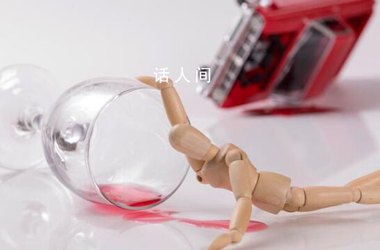 酒駕司機(jī)遭交警追緝 撞樹死亡