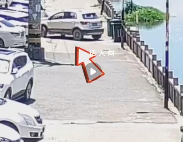 司機倒車墜河他們一個個沖了過來 合力拉出駕駛室中的女子