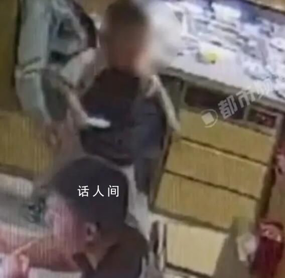 男童將玩具甩進鄰桌火鍋燙到嬰兒 不少人卻指責起嬰兒的家長來