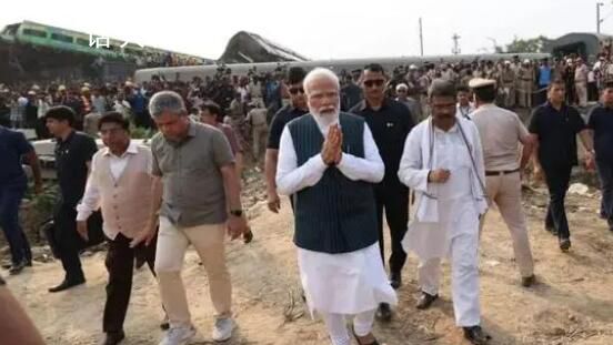 莫迪視察事故現(xiàn)場 這兩幕激怒印度人