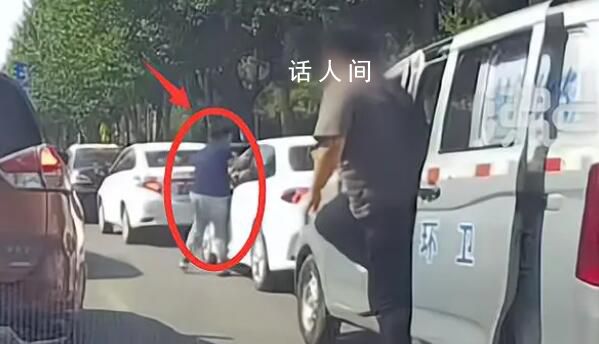 環(huán)衛(wèi)督查車人員掄鐵棍威脅前車 仗著手里的權(quán)力肆意妄為公然踐踏法律的尊嚴(yán)