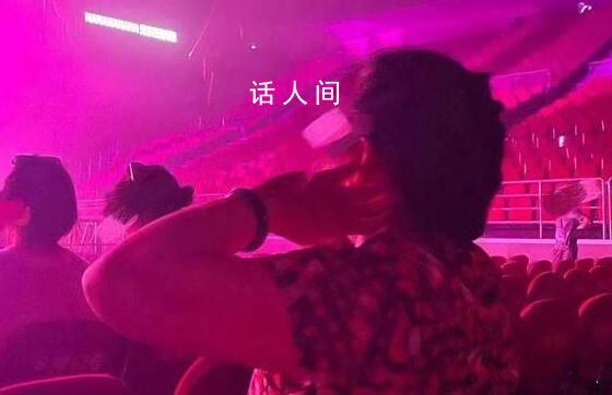 奶奶看小鬼演唱會捂耳朵 這反差我笑死