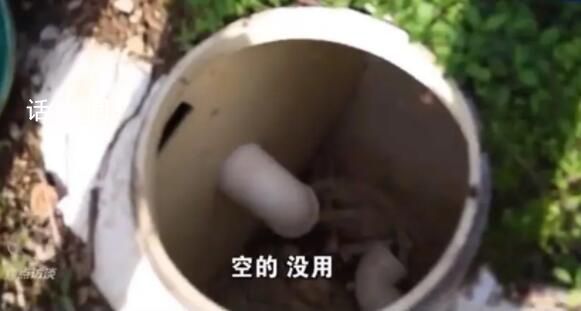 湖南一村廁改后村民還要挑水沖廁所 水停了半年沒人修