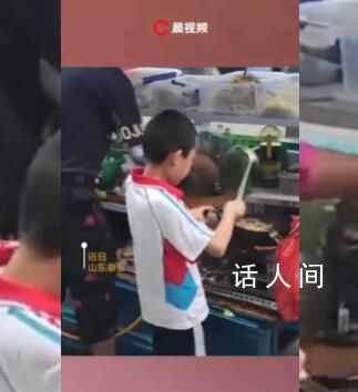 男孩在學校門口幫父親擺攤炒面 動作熟練手法到位