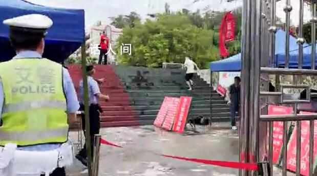 廣東一考生著急進考場跑掉洞洞鞋 民警撿到送還