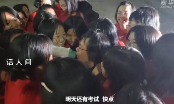 孩子們圍抱張桂梅時喊抱輕一點 即將分別的淚水再也忍不住了