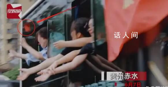 婚禮車隊遇送考車隊新郎隔窗發紅包 為考生們加油打氣