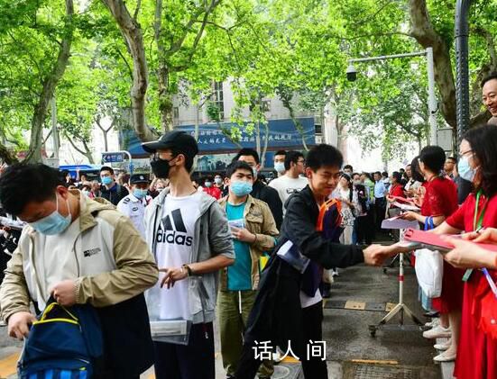 學霸保送天團一字排開考場外助威 網友：太強了