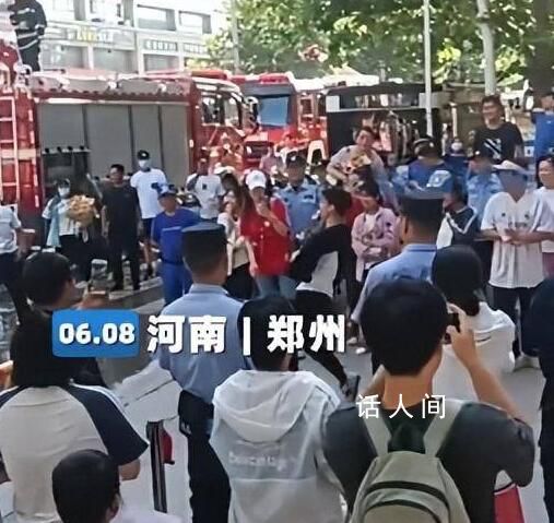 男生考完連續兩個后空翻沖出考場 引眾家長歡呼