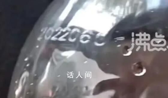 商家回應考場外給考生發過期礦泉水 此事引發關注