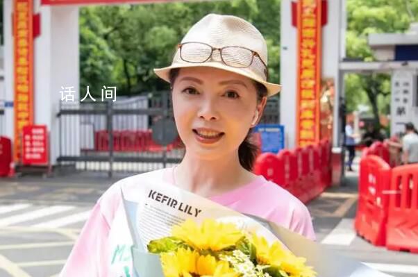 主持人仇曉手捧鮮花迎接兒子下考