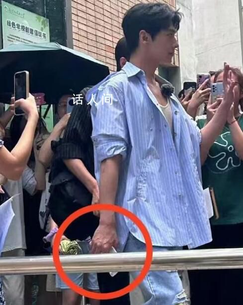 楊洋現(xiàn)身北外 酷似男大清爽帥氣