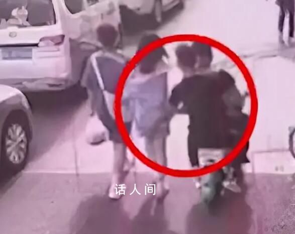 兩男子騎電動(dòng)車拍女子屁股猥褻 引發(fā)了公眾的強(qiáng)烈譴責(zé)和關(guān)注